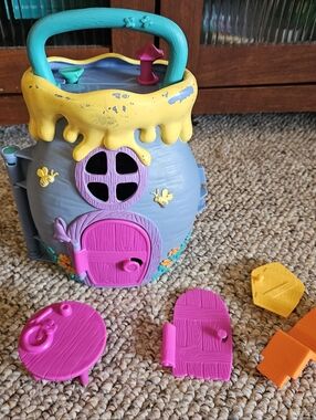 Winnie The Pooh Honey Pot Carry Around Playset With Miscellaneous Pieces